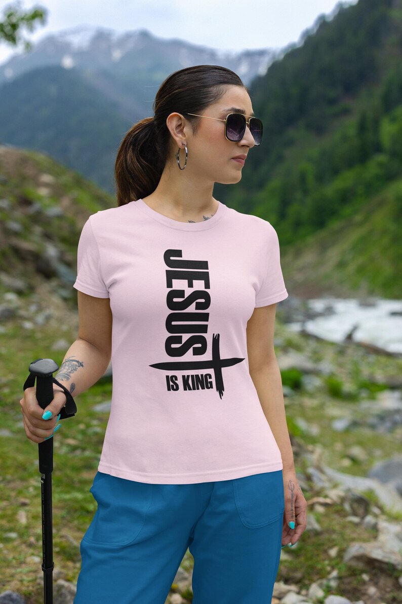 Camiseta unisex Gildan "Jesús es el Rey" para cristianos, ideal como regalo inspirador, ideal para salir a la iglesia y para uso diario. imagen 5