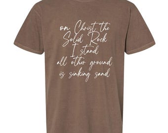 Camiseta Comfort Colors "Em Cristo, a Rocha Sólida", Vestuário Cristão, Camiseta Religiosa, Vestuário Inspirador, Os Escolhidos