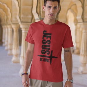 Camiseta unisex Gildan "Jesús es el Rey" para cristianos, ideal como regalo inspirador, ideal para salir a la iglesia y para uso diario. imagen 8