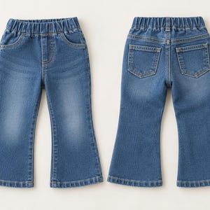 Puede incluir: Un par de pantalones vaqueros de mezclilla azul mostrados de frente y de espaldas. Los pantalones tienen un lavado medio, cintura elástica, dos bolsillos delanteros y dos traseros. El corte de la pierna es acampanado desde la rodilla.