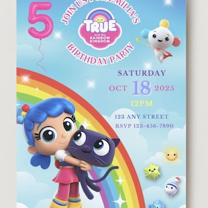Może przedstawiać: Zaproszenie na przyjęcie urodzinowe z postacią z kreskówki True z "True and the Rainbow Kingdom". Zaproszenie ma niebieskie tło, tęczę, różowy balon z numerem 5 i szczegóły przyjęcia.