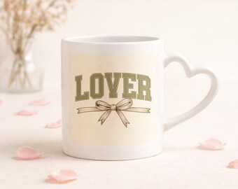 Taza con asa de corazón para enamorados / Regalo de San Valentín para ella / Taza inspirada en Swiftie / Taza romántica / Regalo de Galentine