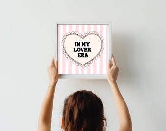Lienzo enmarcado con diseño de corazón rosa coqueto inspirado en Swiftie, arte de pared para dormitorio romántico.