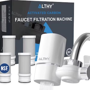 Op de afbeelding: Een witte ALTHY kraanfiltratiemachine met actieve koolstof en NSF-certificering. De afbeelding toont de filtratiemachine bevestigd aan een zilveren kraan, met verschillende vervangende filters. De doos leest "Kraanfiltratiemachine".