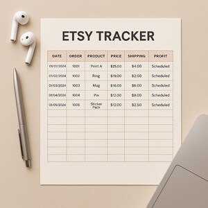 Puede incluir: Una hoja de seguimiento de Etsy beige con el título "ETSY TRACKER". La hoja incluye columnas para fecha, pedido, producto, precio, envío y beneficio. También se ven un bolígrafo plateado, auriculares blancos y un portátil.