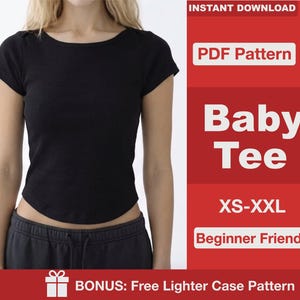 Könnte beinhalten: Ein schwarzes kurzärmeliges Baby-T-Shirt mit rundem Ausschnitt und geschwungenem Saum. Das Bild enthält den Text: INSTANT DOWNLOAD, PDF Pattern, Baby Tee, XS-XXL, Beginner Friendly und BONUS: Free Lighter Case Pattern.