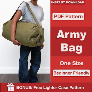 Puede incluir: Una bolsa de lona color verde oliva con correa para el hombro y asa superior. La imagen incluye el texto: INSTANT DOWNLOAD, PDF Pattern, Army Bag, One Size, Beginner Friendly y BONUS: Free Lighter Case Pattern.