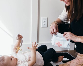 Första hjälpen-dragkedja: Seersucker-applikationsväska