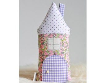 Almohada con forma de casita de hadas de Liberty of London en color lavanda púrpura: Almohada floral personalizada con forma de casita de campo y bolsillo secreto.