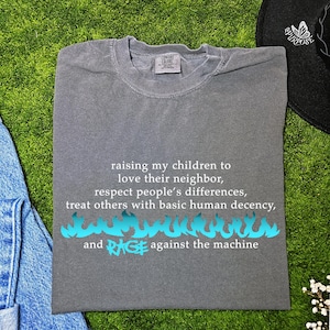 Puede incluir: Un juego de tres tazas de cerámica con un acabado mate moteado. Las tazas son de color crema, gris claro y gris oscuro. Cada taza tiene un diseño minimalista y un asa redondeada.