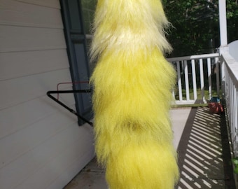 Cauda de fio amarelo brilhante pré-fabricada (médio, 38 cm)