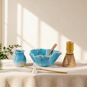 Könnte beinhalten: Eine weiße Keramik-Tasse mit schwarzem Henkel und dem Text "But First, Coffee" in handschriftlichem Stil. Die Tasse steht auf einer weißen Oberfläche. Die Tasse ist 10 cm hoch.