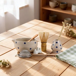 Tigela de Matcha de Cerâmica Artesanal com Bolinhas Azuis + Suporte de Bambu para Batedor, Batedor de Bambu, Colher de Chá, Suporte para Chá – Ideal para Amantes de Matcha