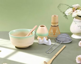 Tigela de matcha artesanal em cerâmica com acabamento em degradê verde suave, suporte para batedor de bambu e acessórios para chá – presente perfeito para amantes e colecionadores de chá.