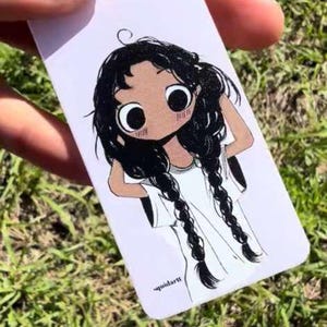 Può includere: Un cartello in legno fatto a mano con la scritta "Welcome" in un carattere giocoso. Presenta uno sfondo bianco invecchiato e un bordo marrone scuro, perfetto per una porta d'ingresso o un ingresso.