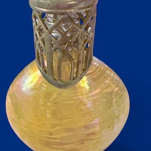 Lámpara de fragancia vintage completa de vidrio artístico iridiscente con difusor catalítico Honey Swirl y purificador de aire Filigree Crown, ideal para coleccionistas de vidrio de estudio MCM.