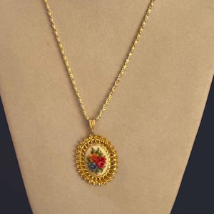 Collar vintage de punto petit point con colgante floral de micro bordado, marco de filigrana dorada, joyería estilo cottagecore de Austria, regalo.