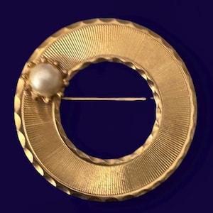 Signed Beaujewels 1950s Circle Brooch Gold Tone Faux Pearl Pin Radial Engine Turned MCM Design Scalloped Edge Boutique Retro Jewelry Gift