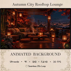 Könnte beinhalten: Ein animierter Hintergrund mit dem Titel Autumn City Rooftop Lounge, der eine Holzterrasse mit einem Sofa, einem niedrigen Tisch mit Teeservice, Bambusstangen und leuchtenden Laternen zeigt. Die Szene zeigt eine nächtliche Skyline.