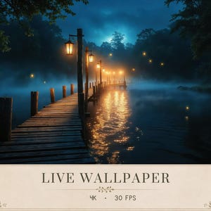 Op de afbeelding: Een digitale live achtergrond met een houten steiger die 's nachts in een donker, mistig meer uitsteekt. Warme, gloeiende lantaarns staan langs de steiger en werpen gouden reflecties op het water. De tekst onderaan luidt LIVE WALLPAPER 4K 30 FPS.
