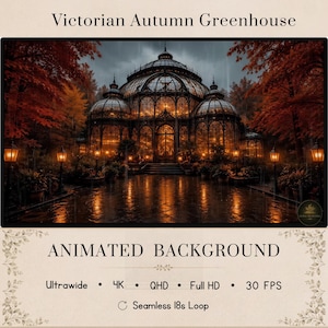 Może przedstawiać: Animowane tło zatytułowane Victorian Autumn Greenhouse przedstawiające ciemną, ozdobną szklaną konstrukcję oświetloną od wewnątrz ciepłym złotym światłem, otoczoną jesiennymi drzewami z pomarańczowymi liśćmi w deszczowej scenerii.