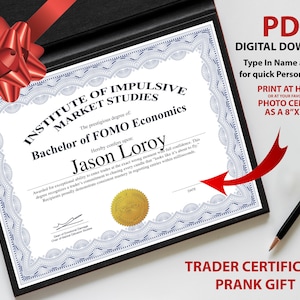 Puede incluir: Un certificado enmarcado con un lazo rojo, con el texto "INSTITUTE OF IMPULSIVE MARKET STUDIES" y "Bachelor of FOMO Economics". El certificado está diseñado para ser personalizado e impreso en casa o en un centro fotográfico en formato 20cm x 25cm. Hay un bolígrafo al lado del certificado.