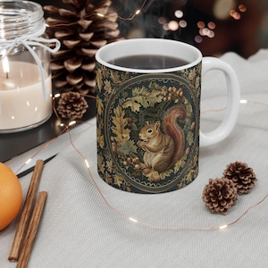 Taza de ardilla Art Nouveau de William Morris / Estampado floral forestal de 325 ml