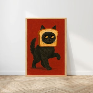 Puede incluir: Impresión enmarcada de un gato negro con una rebanada de pan tostado en la cabeza, sobre un fondo rojo. El gato tiene ojos amarillos y está caminando. La obra de arte es de estilo ilustrativo y caprichoso.