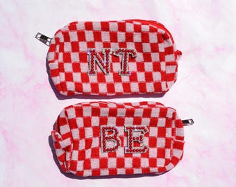 Pochette per il trucco personalizzata a quadri rossi, Wild Wild Wife, bomboniera per addio al nubilato She’s a Catch, beauty case Vegas before Vows, festa di addio al nubilato negli Stati Uniti