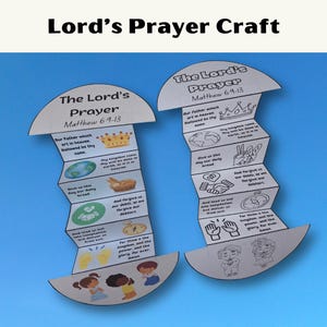 Puede incluir: Dos manualidades de papel blanco con el texto "El Padrenuestro" y "Mateo 6:9-13". Cada manualidad está doblada en forma de acordeón, con ilustraciones y texto. Las manualidades tienen un fondo azul y las palabras "Lord's Prayer Craft" en la parte superior.