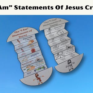 Peut inclure: Deux créations en papier avec le texte « Je suis » Déclarations de Jésus. Chaque création est blanche avec un dessus incurvé et un design en zigzag. Le texte et les illustrations incluent « Pain de vie », « La porte » et « Le chemin, la vérité et la vie ».