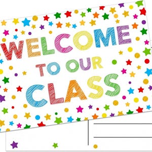 Könnte beinhalten: Eine rechteckige Postkarte mit dem Text "WELCOME TO OUR CLASS" in bunten, krakelig gestalteten Buchstaben. Der Hintergrund ist weiß und mit einem Muster aus kleinen, leuchtenden Sternen und Punkten in Rot, Orange, Gelb, Grün, Blau und Lila verziert.