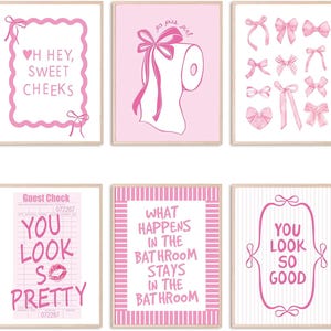 Könnte beinhalten: Sechs gerahmte rosa Kunstdrucke mit verschiedenen Designs. Die Drucke zeigen Texte wie "Oh Hey, Sweet Cheeks" und "You Look So Pretty" sowie Bilder von Schleifen und einer Toilettenpapierrolle. Die Kunst hat eine verspielte, feminine Ästhetik.