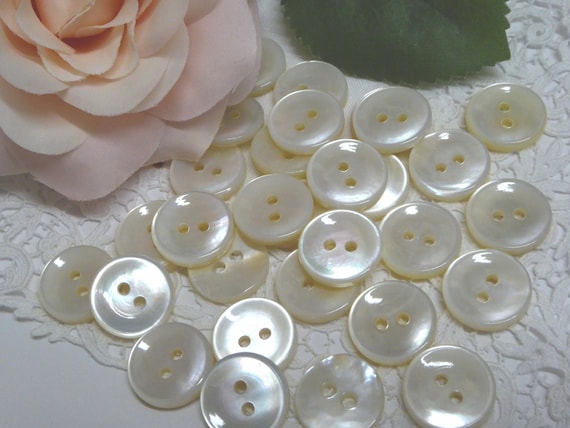 2 Hole Button: 6 Petal Flower: 14mm - White 2 Hole Button: 6 Petal Flower: 14mm - White