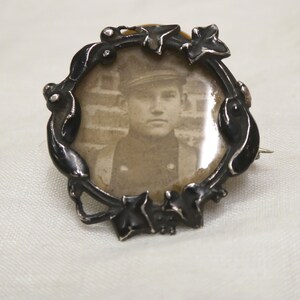 Civil War Soldier Mourning Pin Ivy Leaf Round Metal Pin Frame **Please Read Below*