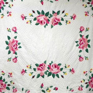 Édredon de roses vintage cousu main (74 x 80 po.) appliques roses sur blanc