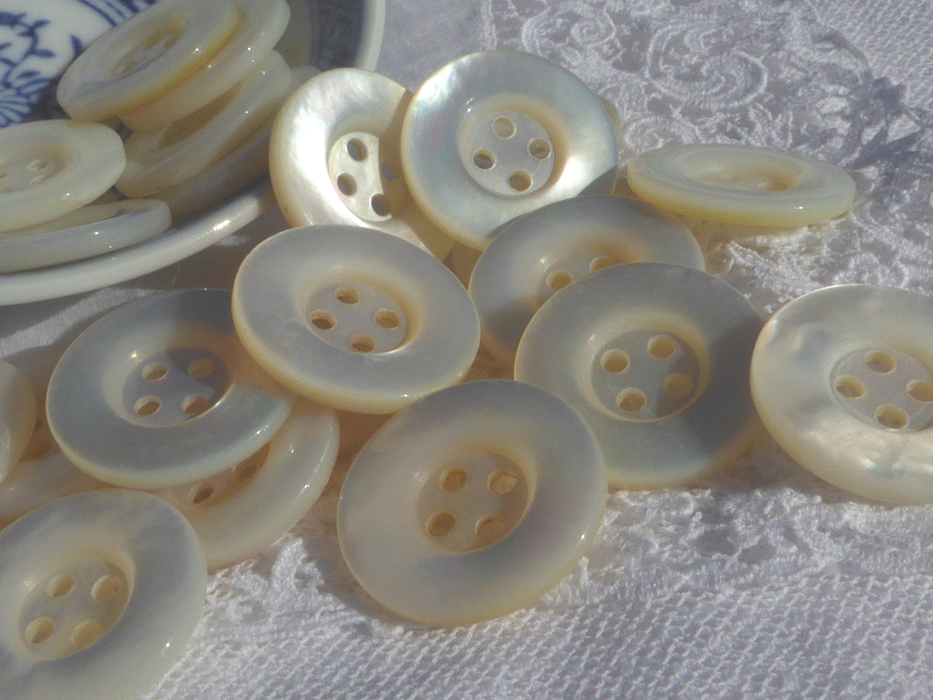 Pearl Buttons - 21 mm - 4 pcs