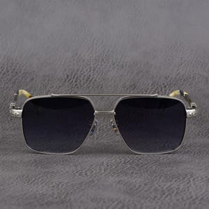 Puede incluir: Gafas de sol con montura plateada y lentes oscuras. Las gafas tienen un doble puente y detalles decorativos en las patillas. Las patillas tienen un patr&oacute;n de camuflaje.