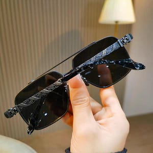 Lichtgewicht titaniumzonnebril, uniseks vintage-stijlbril voor mannen en vrouwen, modieuze zonnebril