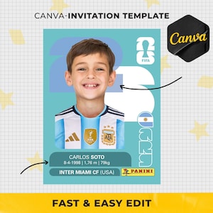Może przedstawiać: Szablon zaproszenia Canva z uśmiechniętym chłopcem w koszulce piłkarskiej. Szablon zawiera tekst "CANVA-INVITATION TEMPLATE", imię chłopca, datę urodzenia, wzrost (1,76 m), wagę (79 kg) i drużynę. Jasnoniebieskie tło z żółtymi gwiazdami.