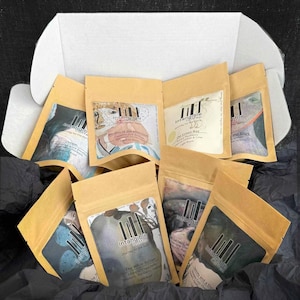Specialty Coffee Gift Box Set of 8 Assortment (8x50g). Original Artwork & Classic Film Name on Each Bag. immagine 1