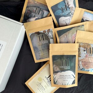 Specialty Coffee Gift Box Set of 8 Assortment (8x50g). Original Artwork & Classic Film Name on Each Bag. immagine 2