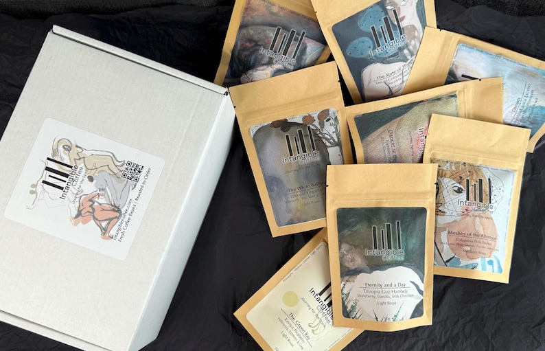 Specialty Coffee Gift Box Set of 8 Assortment (8x50g). Original Artwork & Classic Film Name on Each Bag. immagine 2