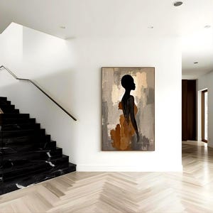 K&ouml;nnte beinhalten: Ein rechteckiges Wandbild mit der schwarzen Silhouette einer Person im Profil vor einem strukturierten Hintergrund aus grauen, beigen und braunen Pinselstrichen. Das Kunstwerk ist in einem d&uuml;nnen dunklen Rahmen gefasst und h&auml;ngt an einer wei&szlig;en Wand.