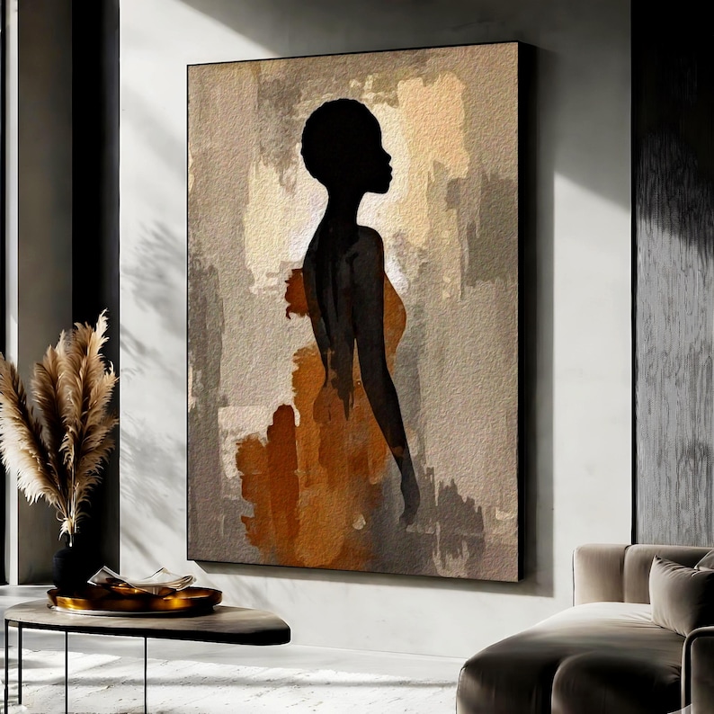 K&ouml;nnte beinhalten: Ein rechteckiges Wandbild mit der schwarzen Silhouette einer Person im Profil vor einem strukturierten Hintergrund aus beigen, sandfarbenen und rostorangen Pinselstrichen. Das Kunstwerk zeigt eine kontrastreiche Komposition.