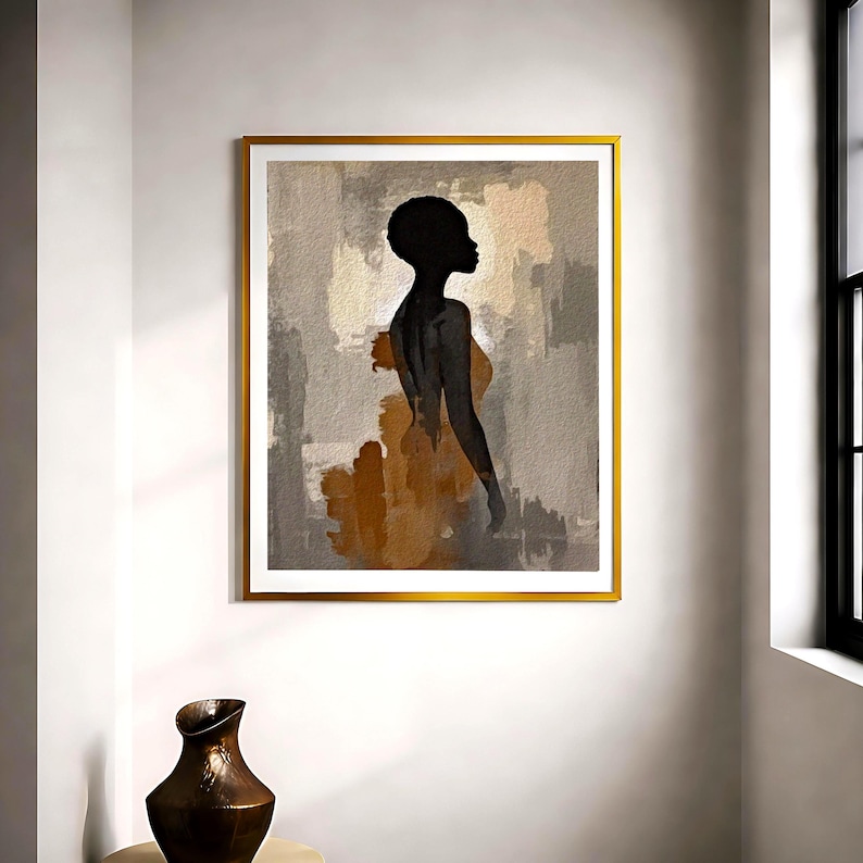 K&ouml;nnte beinhalten: Ein gerahmter Kunstdruck mit der schwarzen Silhouette einer Person im Profil vor einem abstrakten Hintergrund aus strukturierten beigen, grauen und braunen Pinselstrichen. Das Kunstwerk ist in einem d&uuml;nnen, goldfarbenen Metallrahmen gefasst.