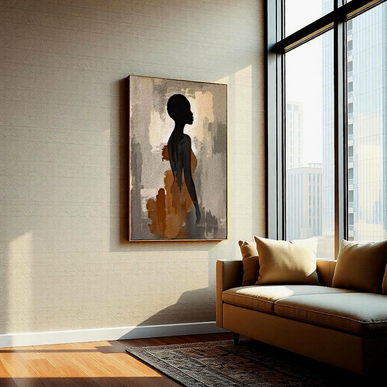 K&ouml;nnte beinhalten: Ein rechteckiges Wandbild mit der schwarzen Silhouette einer Person im Profil vor einem abstrakten Hintergrund aus strukturierten grauen, beigen und rostorangen Pinselstrichen. Das Kunstwerk ist in einem d&uuml;nnen Goldrahmen gefasst.