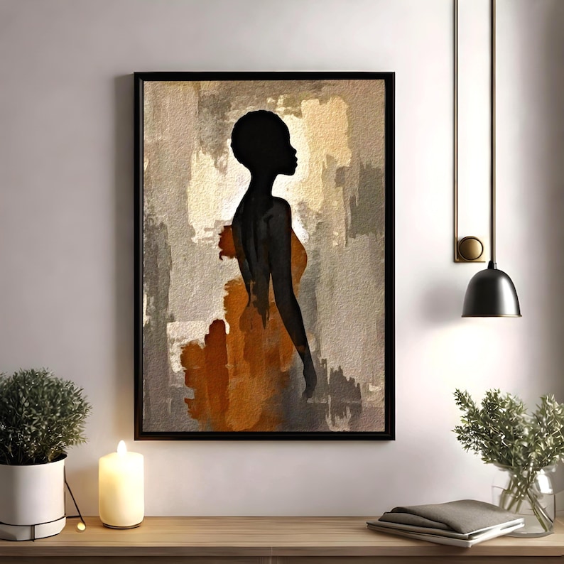 K&ouml;nnte beinhalten: Ein gerahmter Wandkunstdruck mit der schwarzen Silhouette einer Person im Profil vor einem abstrakten, strukturierten Hintergrund in Beige-, Grau- und gebrannten Oranget&ouml;nen. Das Kunstwerk ist rechteckig mit einem d&uuml;nnen schwarzen Rahmen.