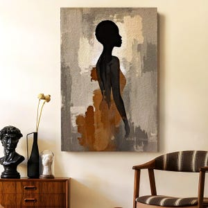 K&ouml;nnte beinhalten: Ein rechteckiges Wandbild auf Leinwand mit der schwarzen Silhouette einer Person im Profil vor einem strukturierten Hintergrund aus beigen, grauen und braunen Pinselstrichen. Das Kunstwerk zeigt eine vertikale Komposition.