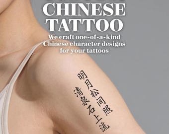以下が含まれることがあります： カスタム中国のタトゥーが施された腕の画像。タトゥーは漢字と白い文字で「CUSTOM CHINESE TATTOO」を表示しています。画像には「We craft one-of-a-kind Chinese character designs for your tattoos」というテキストも含まれています。